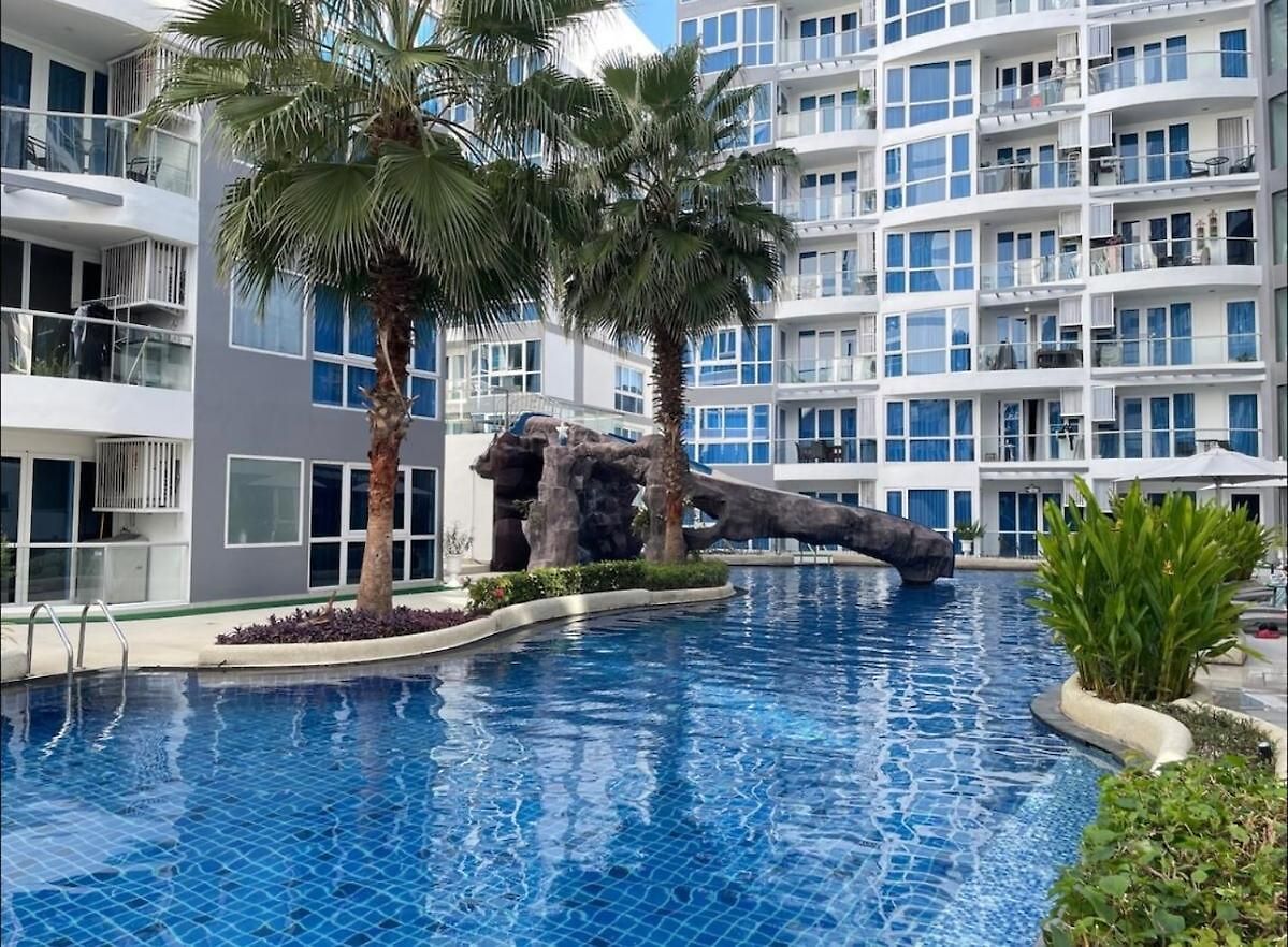 Brand New Condo! Grand Avenue & *