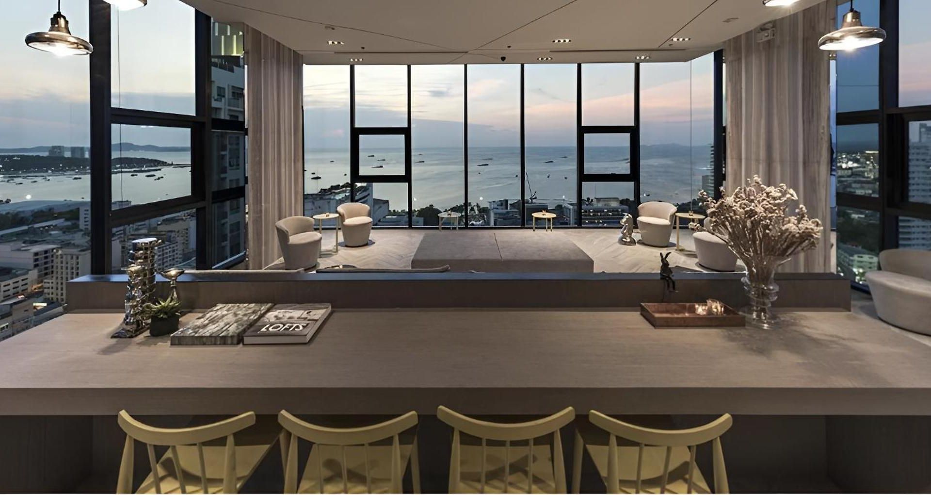 High Floor With Rooftop Pool In