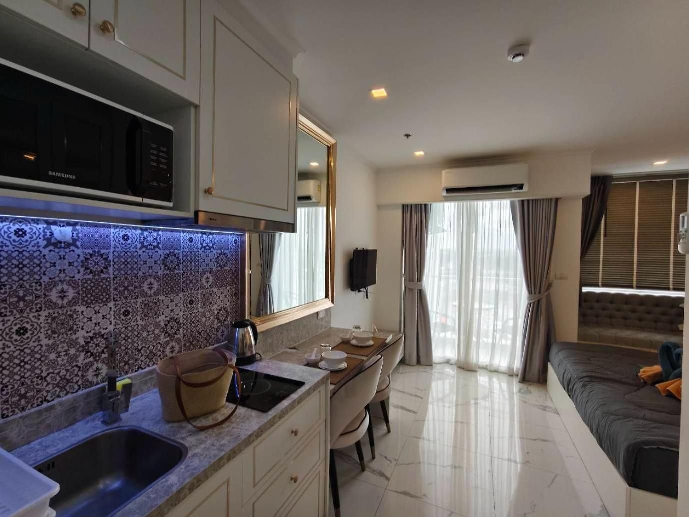 Luxury At Empire Tower Apartment *