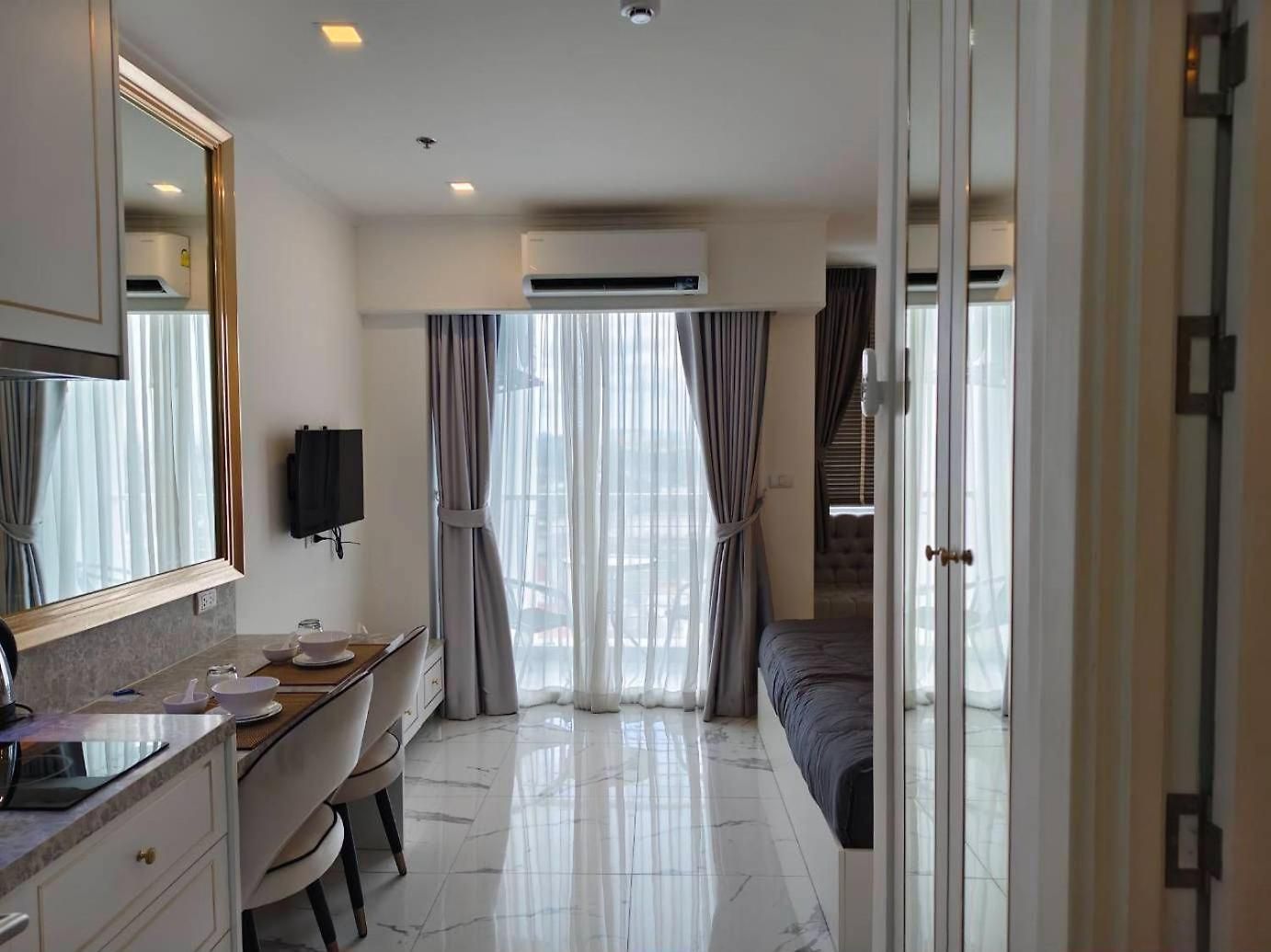 Apartment Luxury At Empire Tower