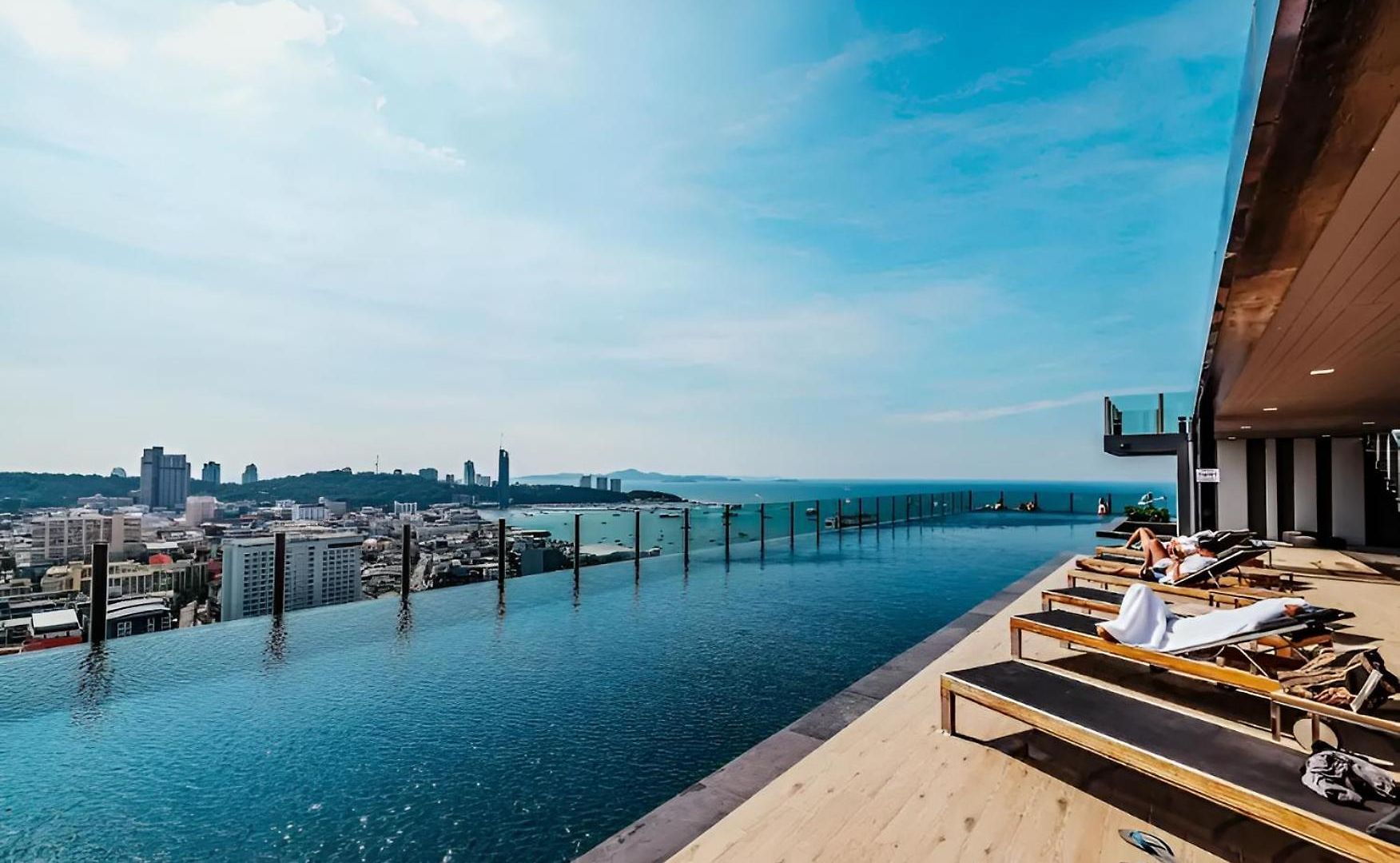 High Floor With Rooftop Pool In Pattaya