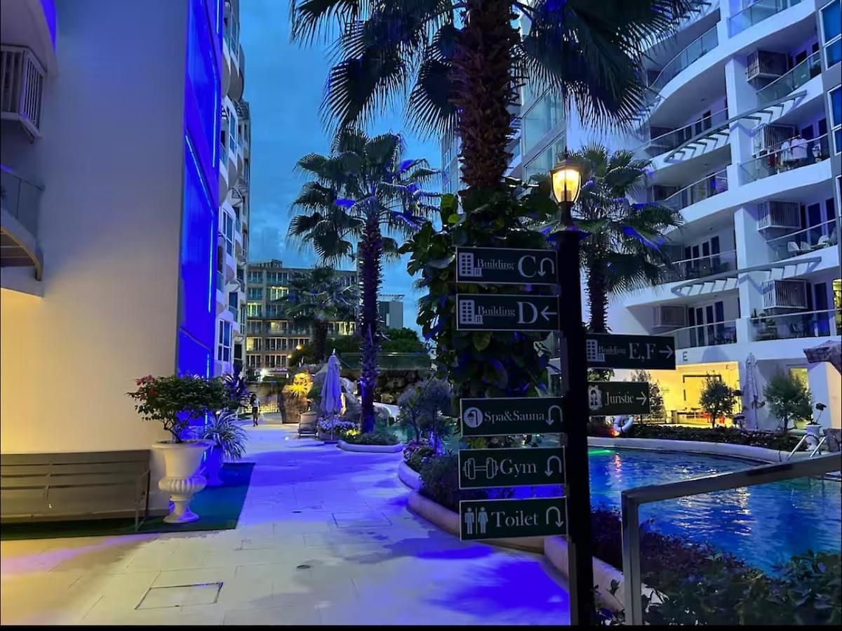 Brand New Condo! Grand Avenue & *