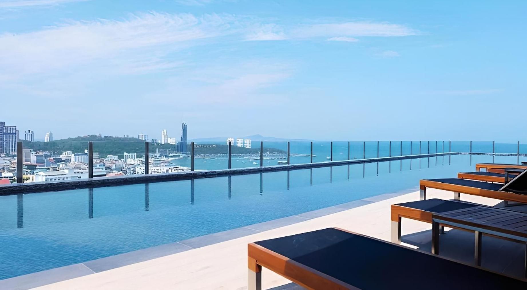 Next To And Mall * Pattaya