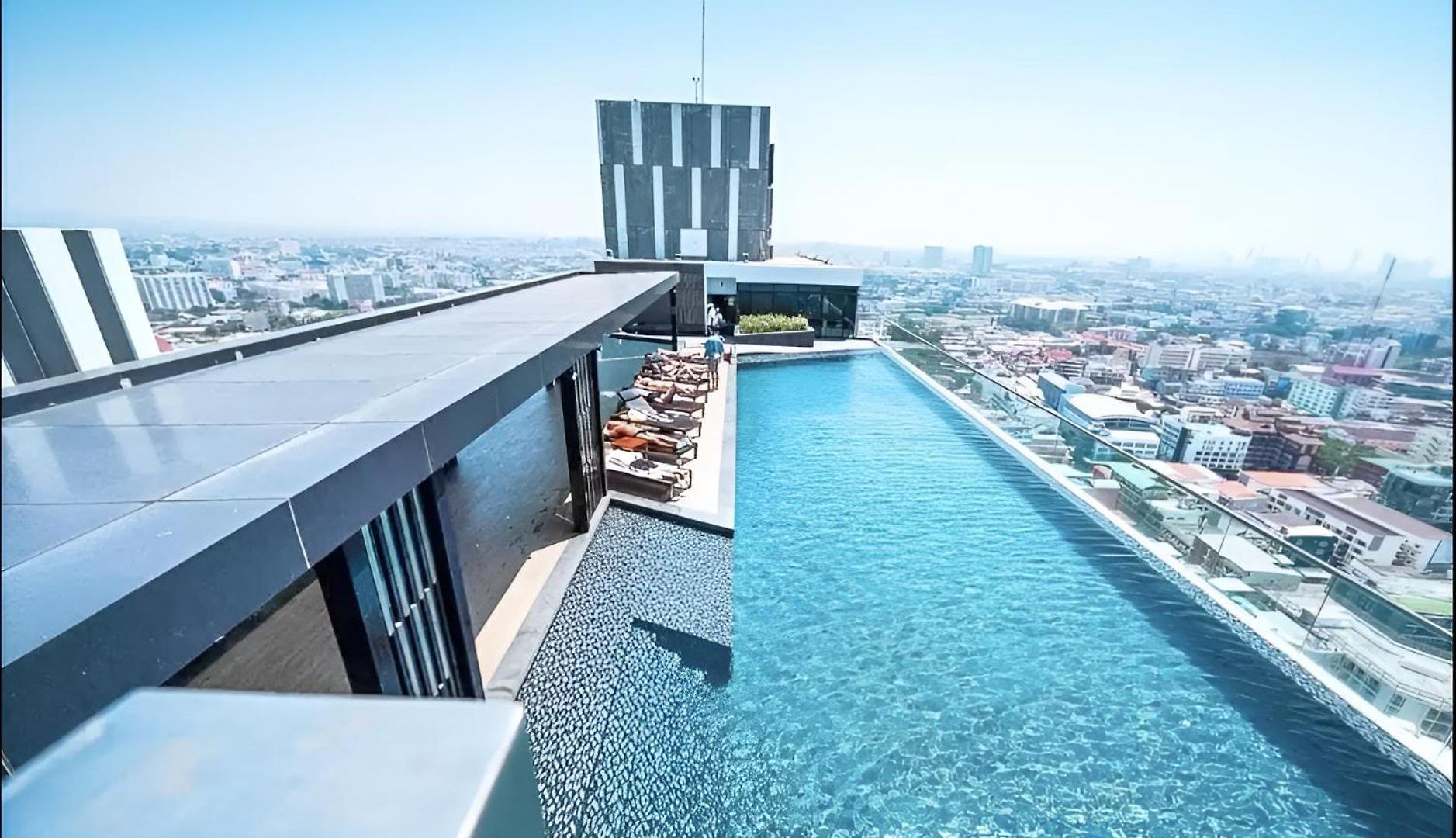 High Floor With Rooftop Pool In Apartment Pattaya