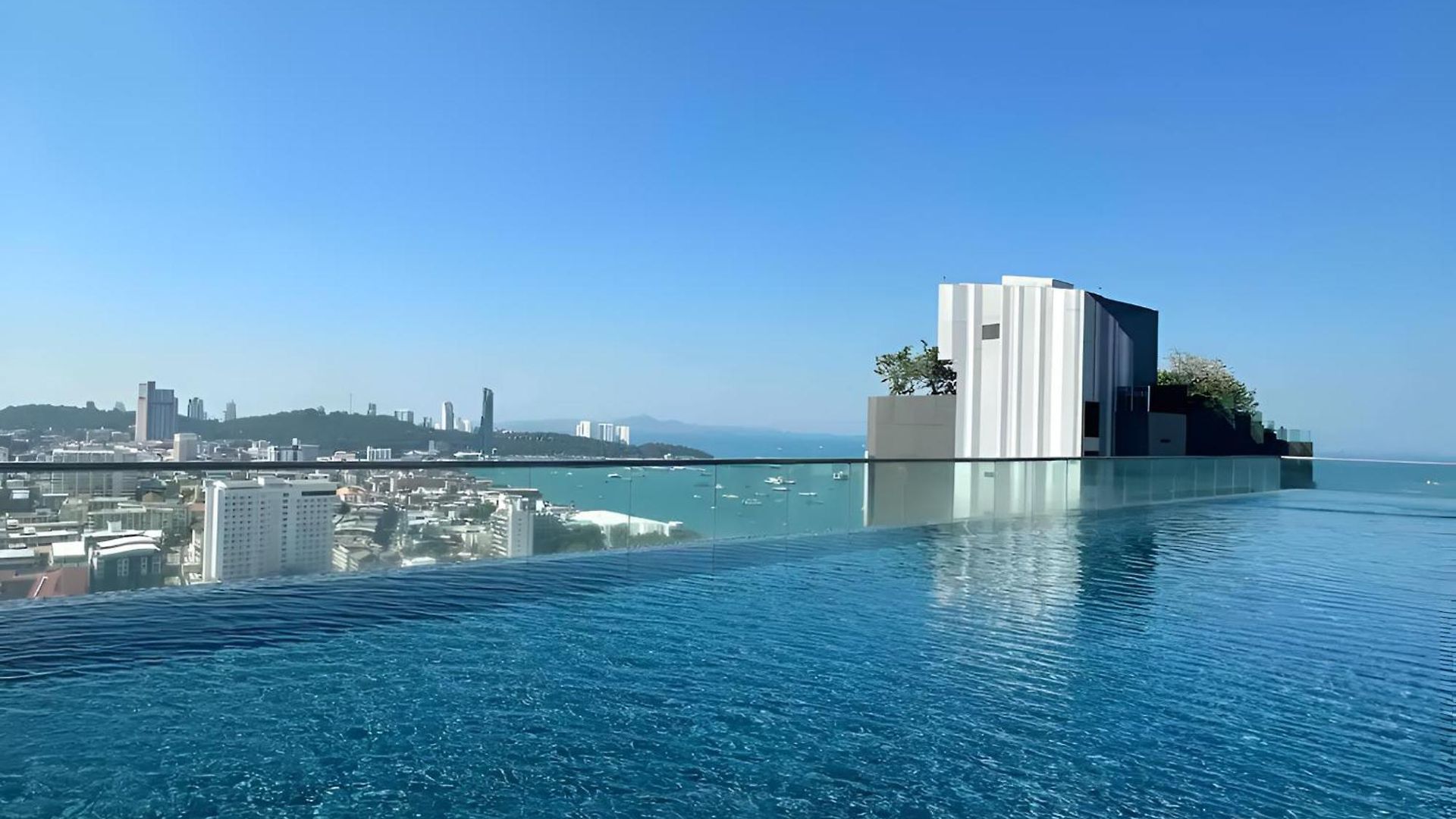 Apartment In With Rooftop Pool