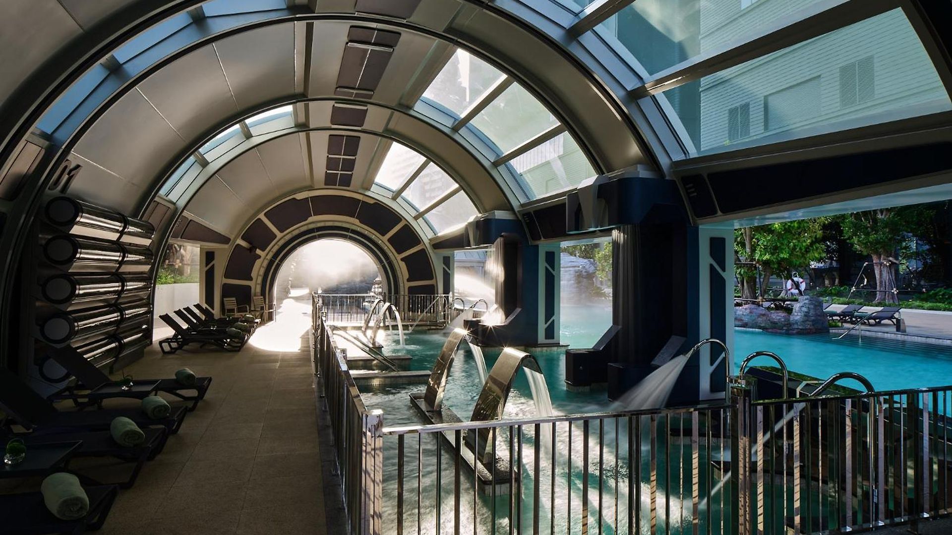 Grande Centre Point Voyage Hotel