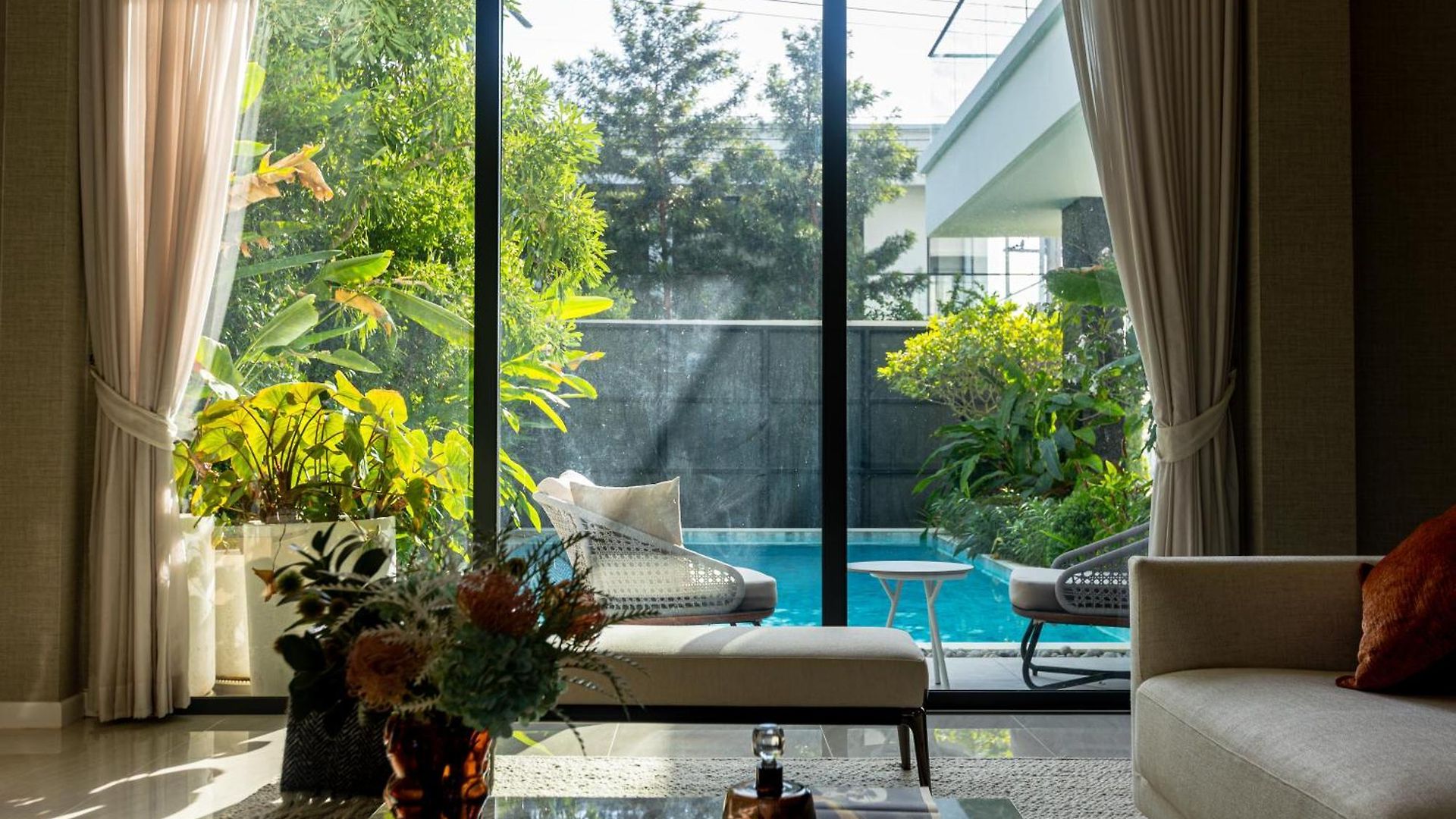 Lv Luxury Pool