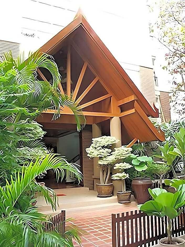 Chada Thai House Hotel 3*