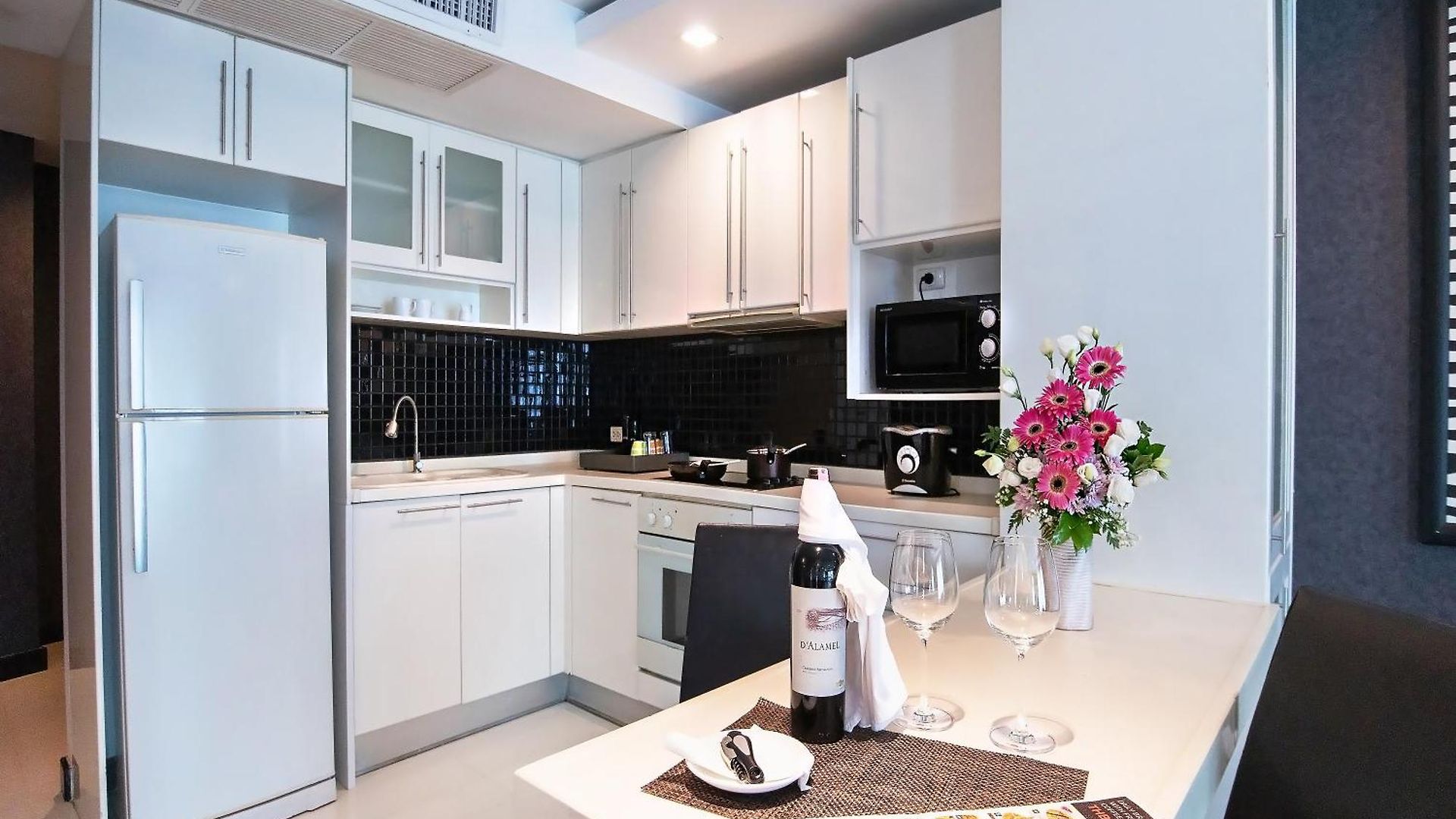 โรงแรม Nova By Compass Hospitality 4*