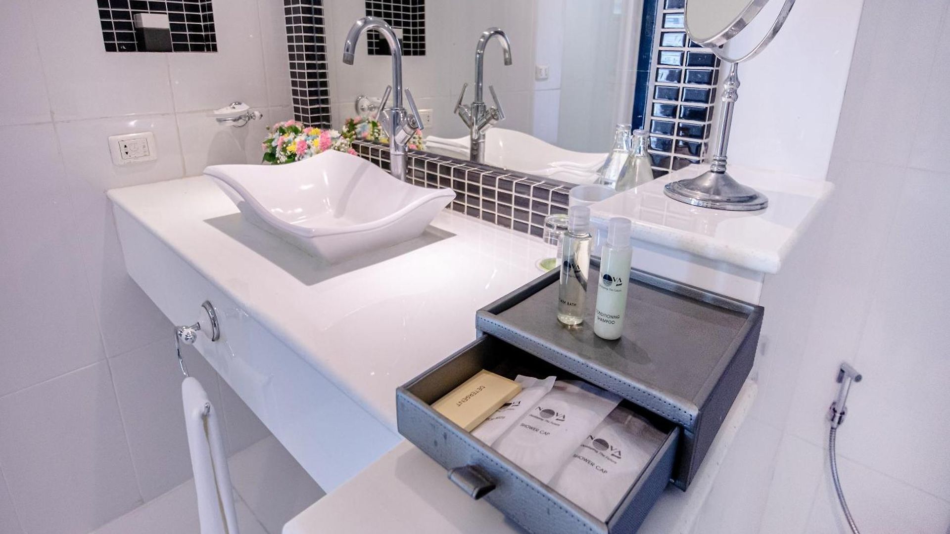 โรงแรม Nova By Compass Hospitality 4*