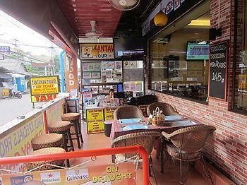 Robin's Nest & Restaurant บ้านพัก