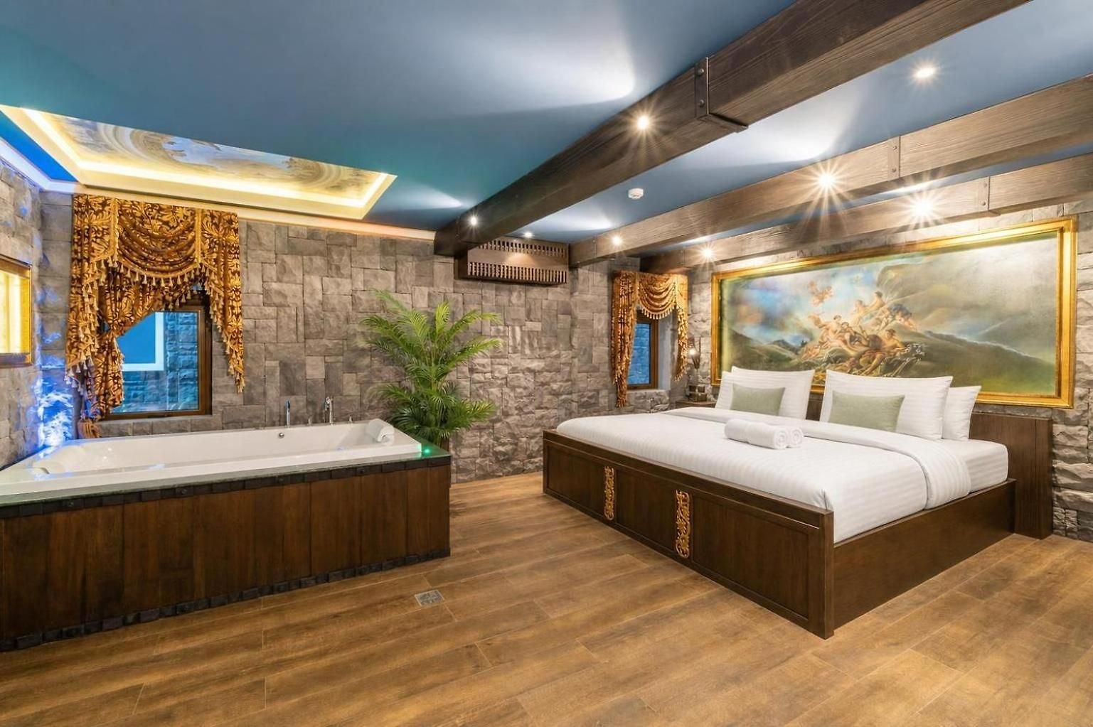 The Castle Pratumnak Hill 6 Bedroom *