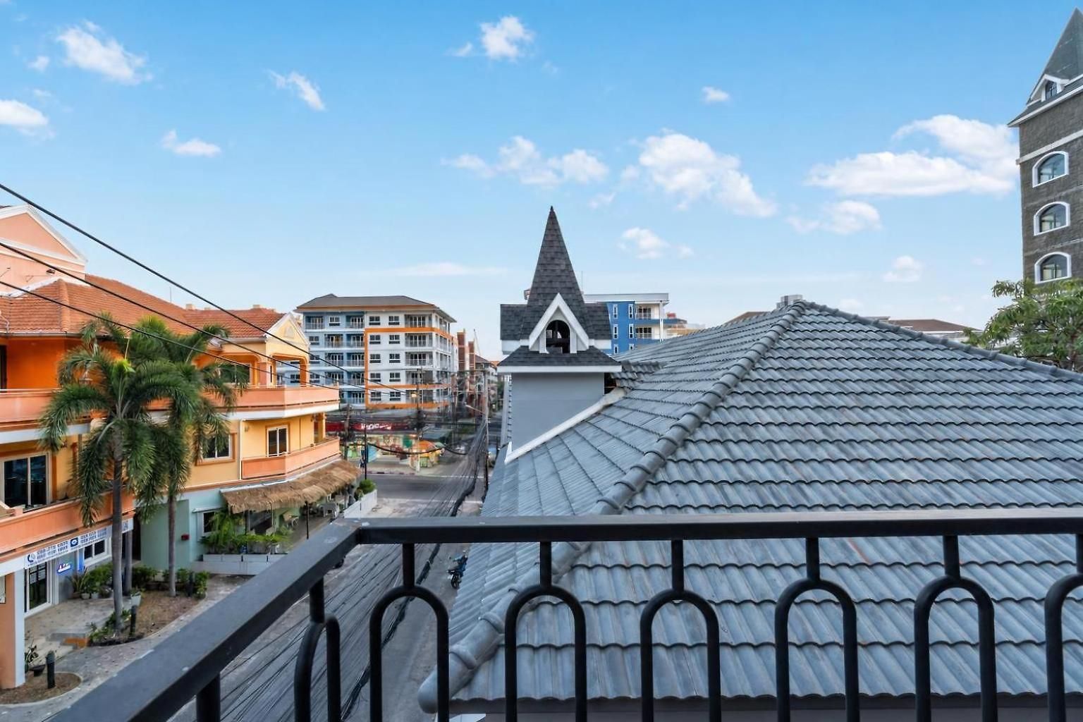 The Castle Pratumnak Hill 6 Bedroom Apartment *