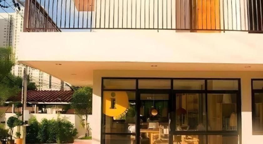 โรงแรม Yellow Moon