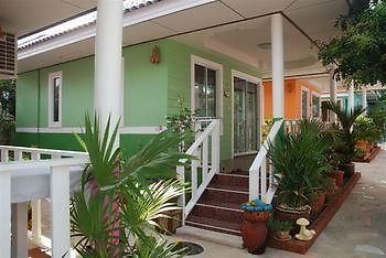 โรงแรม Baan Im Em 2*