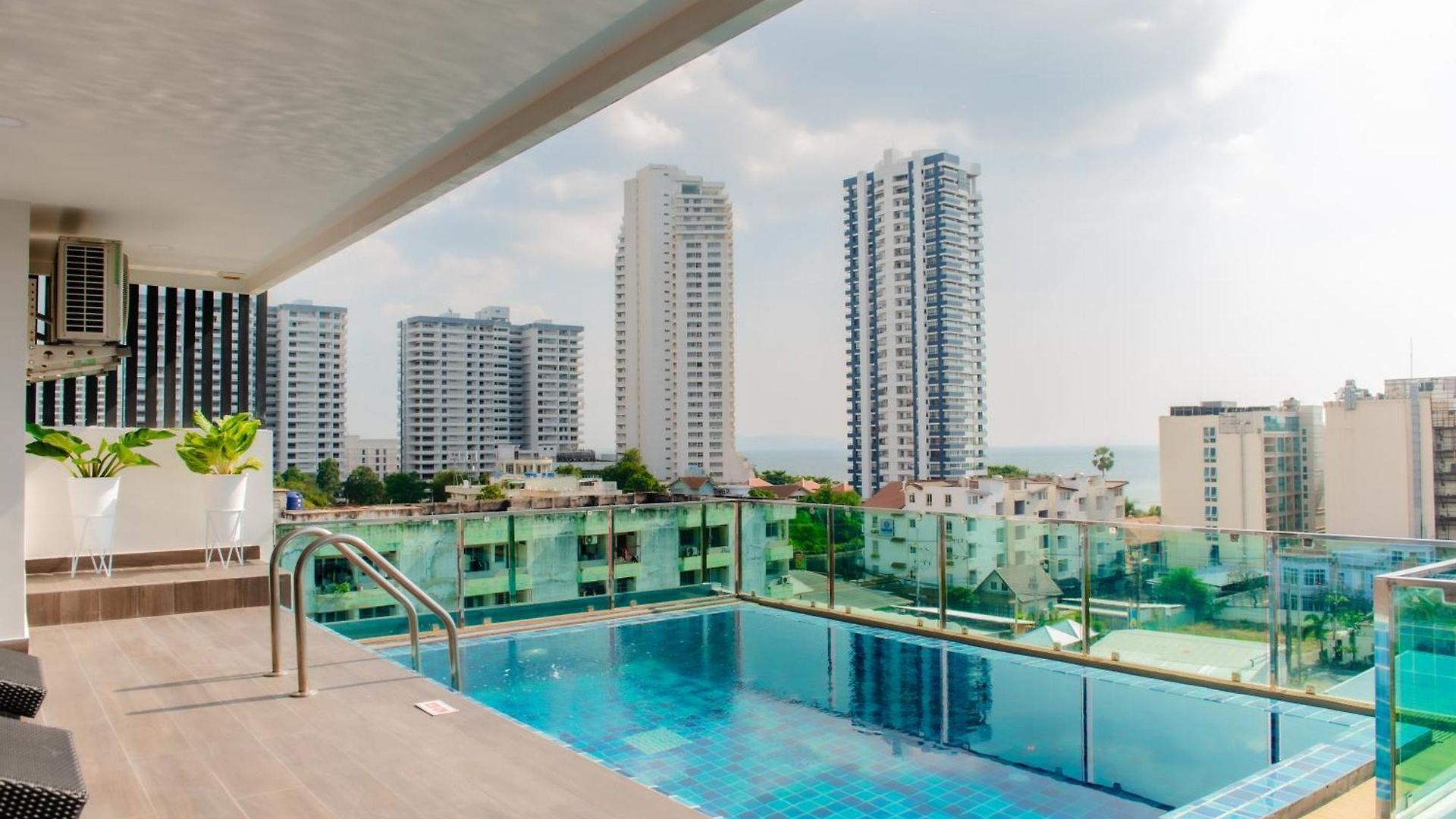 โรงแรม The Rizin Phratamnak 3*