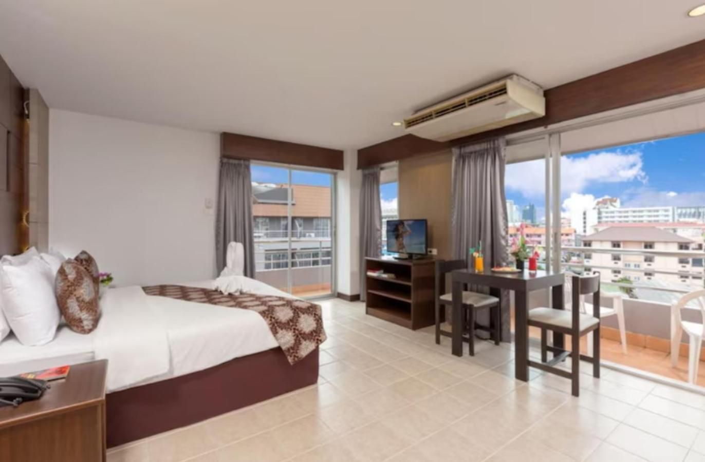 Hotel The 4*