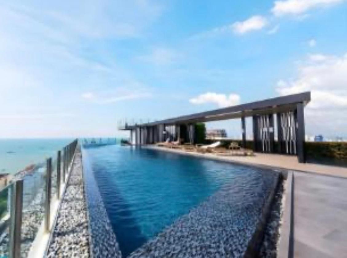 Apartment With Rooftop Pool At Excellent Location