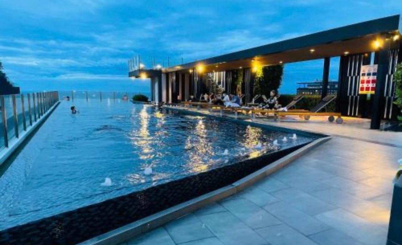 With Rooftop Pool At Excellent Location Apartment *
