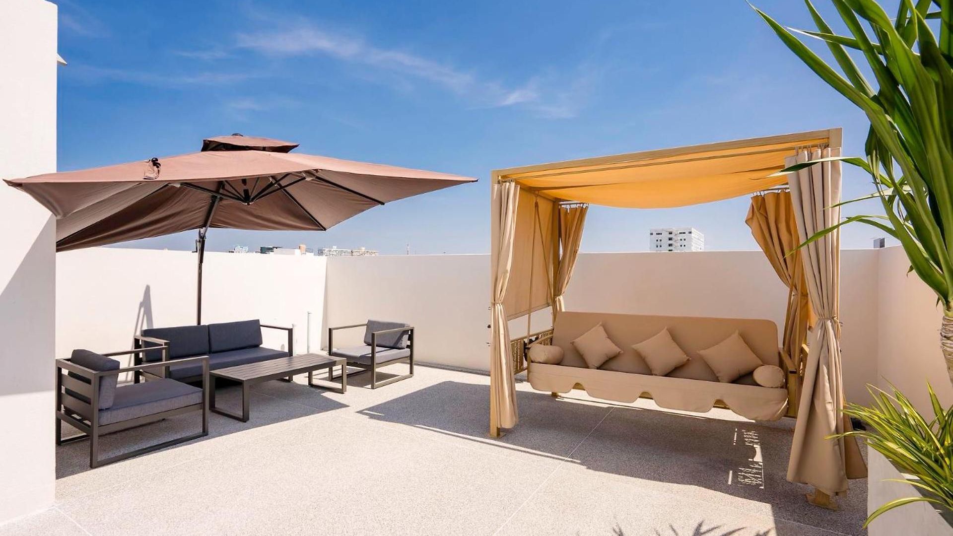 Aura Reserve-4 Bedrooms Three-story Pool Villa Pattaya