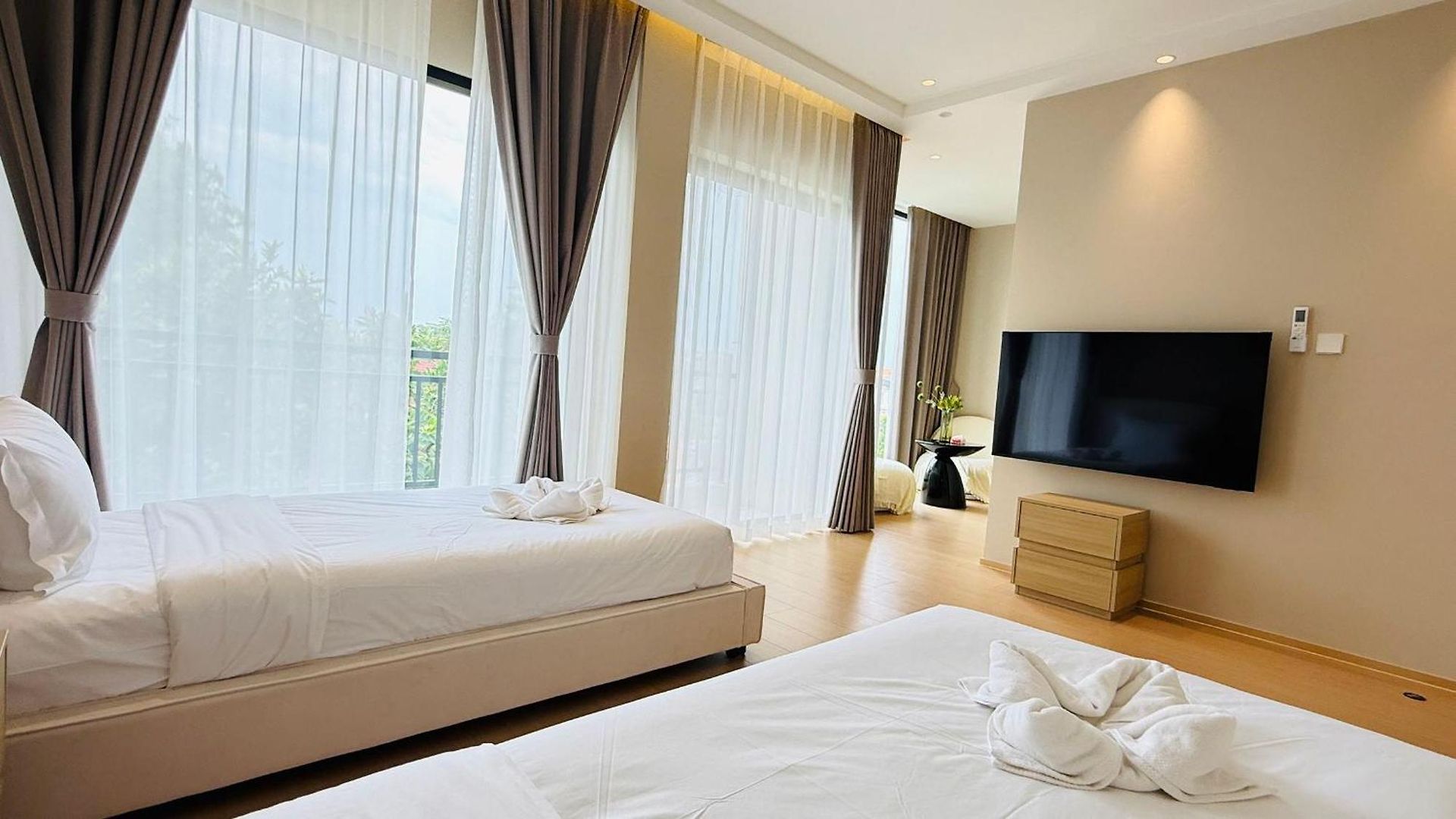 Villa Aura Reserve-4 Bedrooms Three-story Pool Pattaya