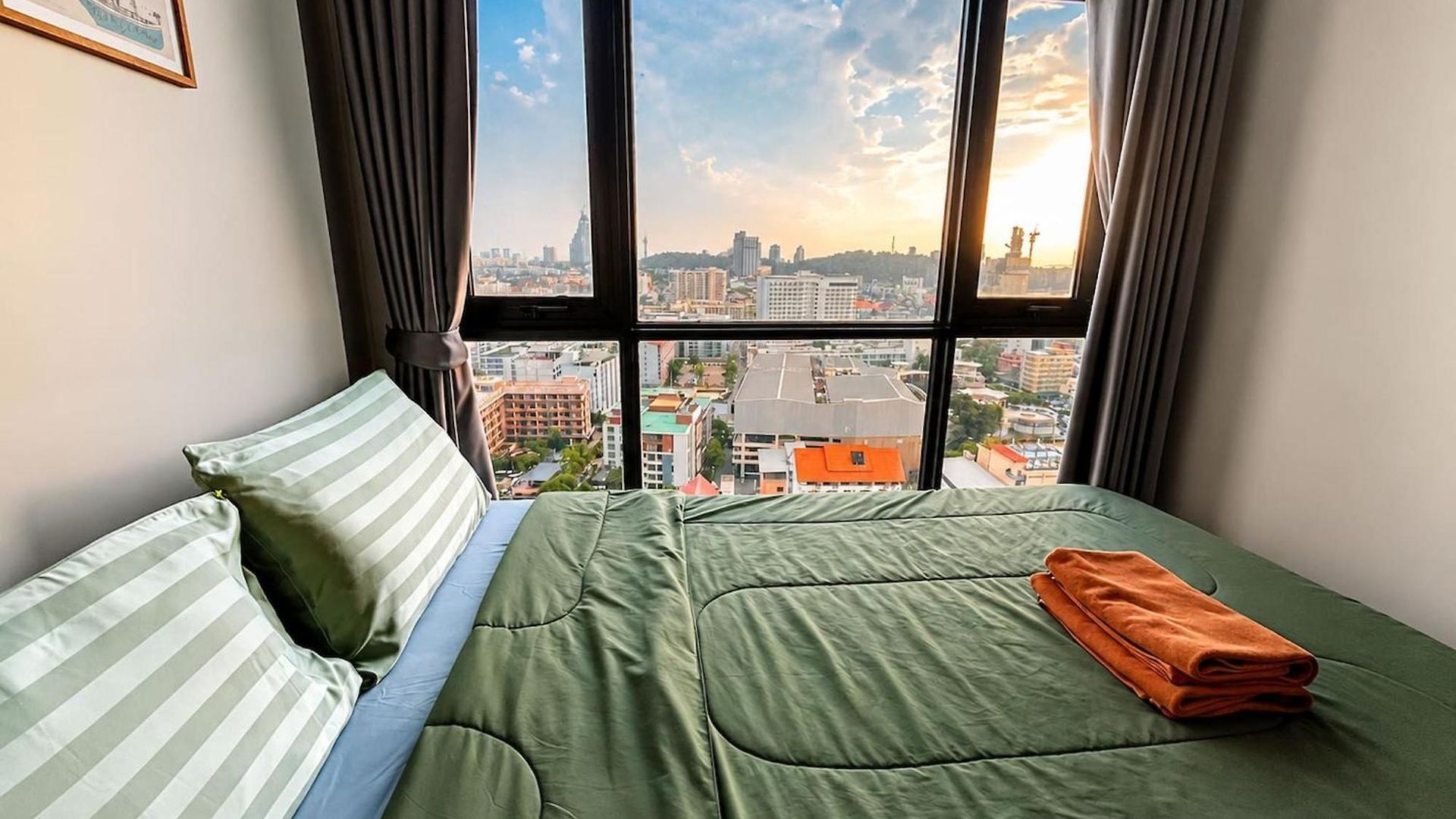 Sea View 2 Bed Excellent Location Apartment *
