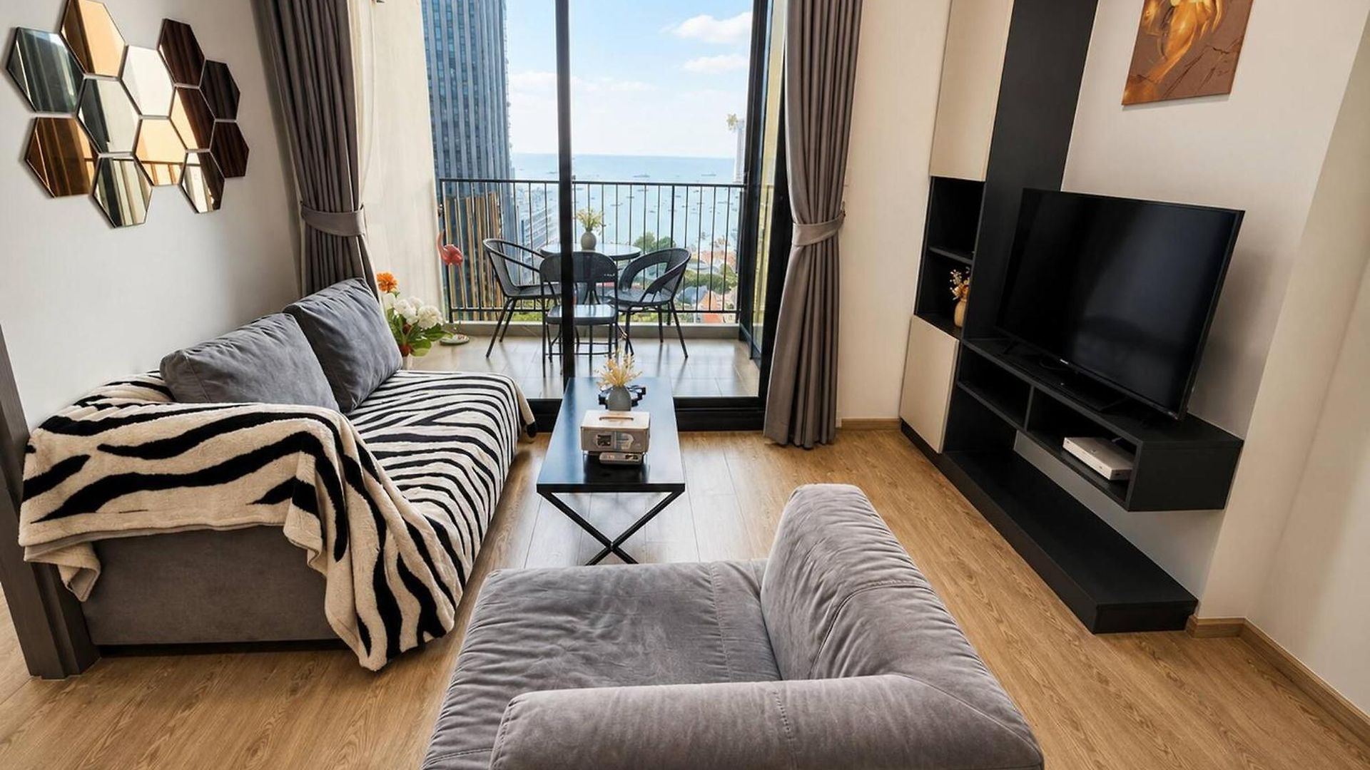 Sea View 2 Bed Excellent Location