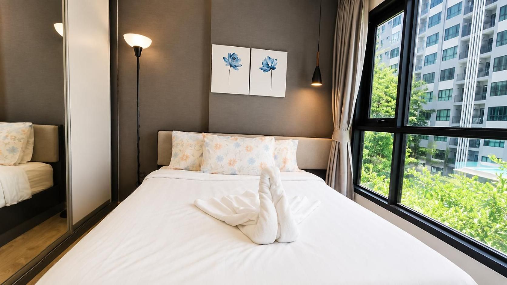 Apartment With Rooftop Pool At Excellent Location Pattaya