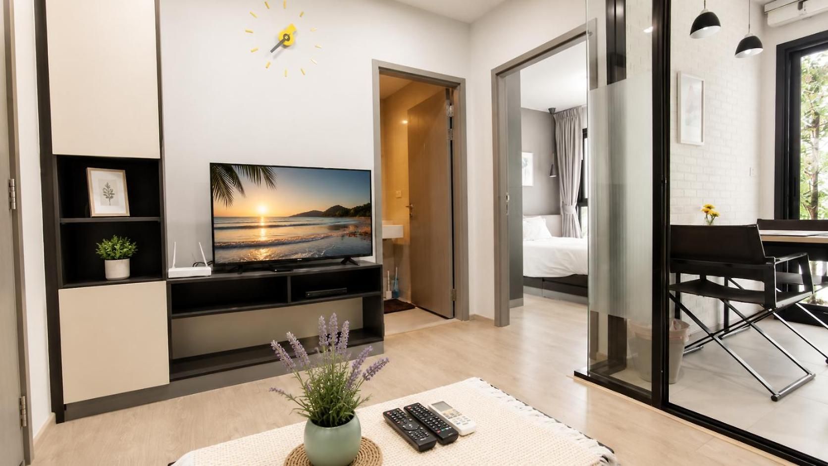 With Rooftop Pool At Excellent Location * Pattaya