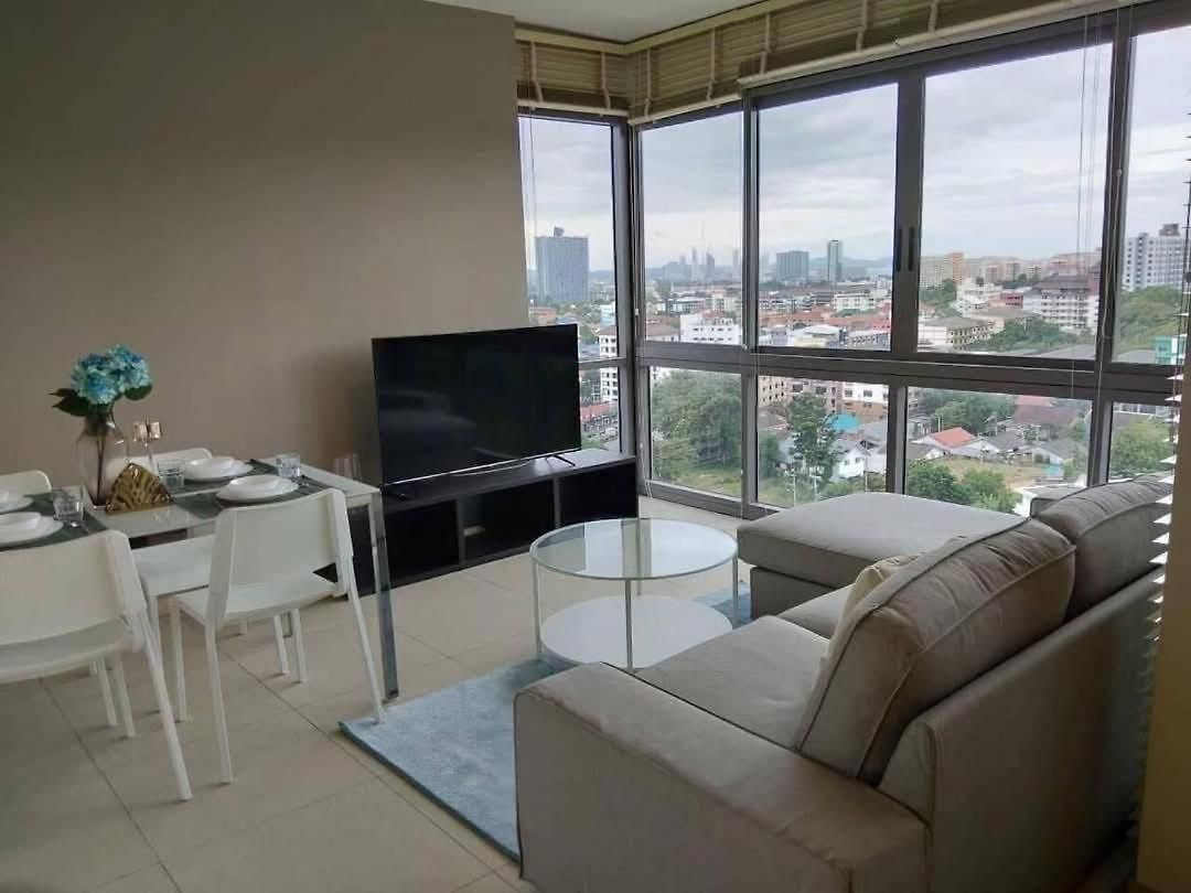 Large High Floor, Pool Great Location