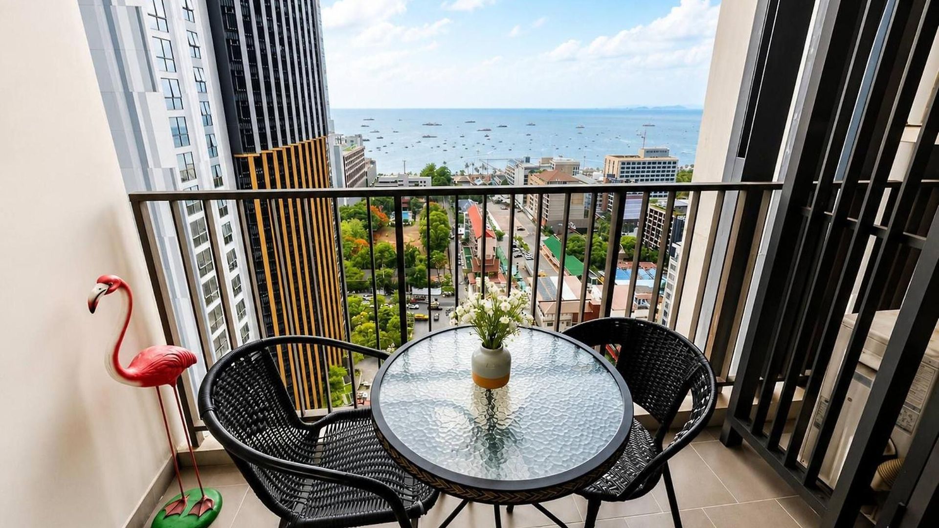 Sea View 2 Bed Excellent Location Apartment Pattaya