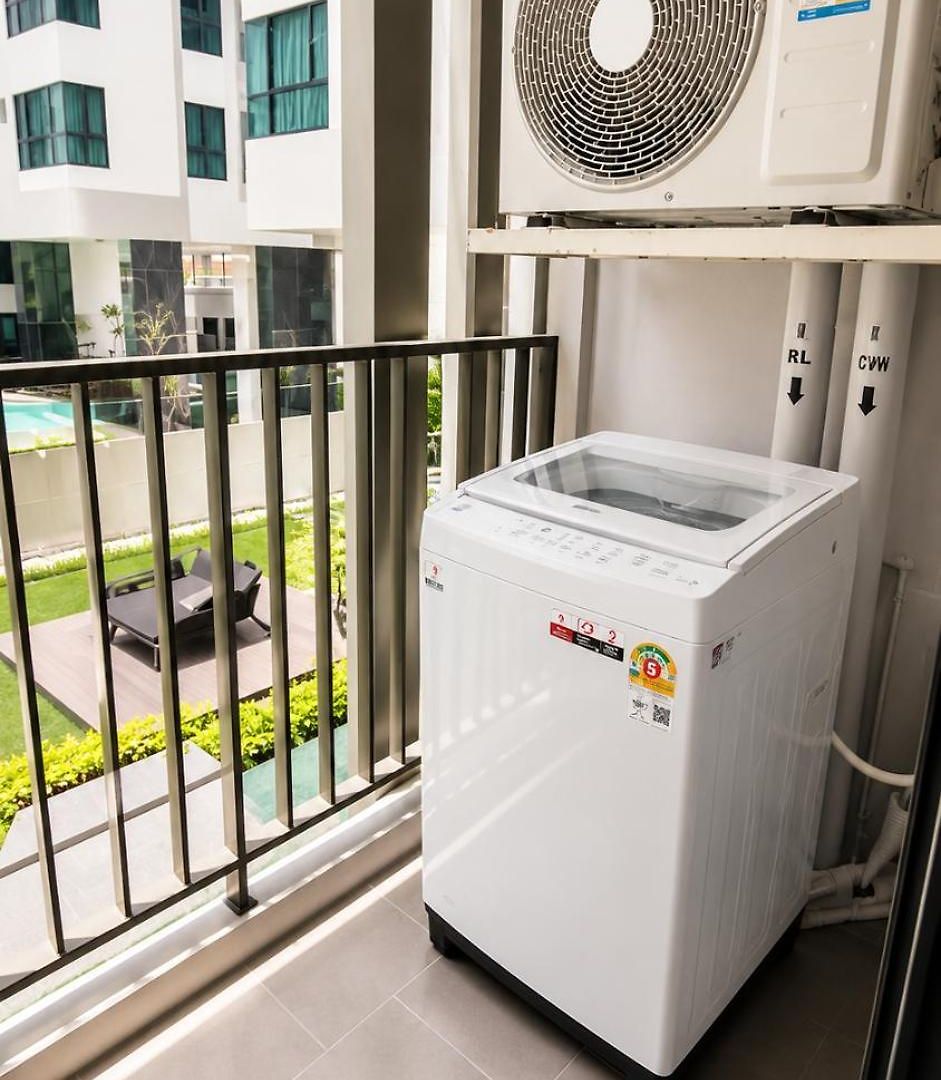 With Rooftop Pool At Excellent Location Apartment *