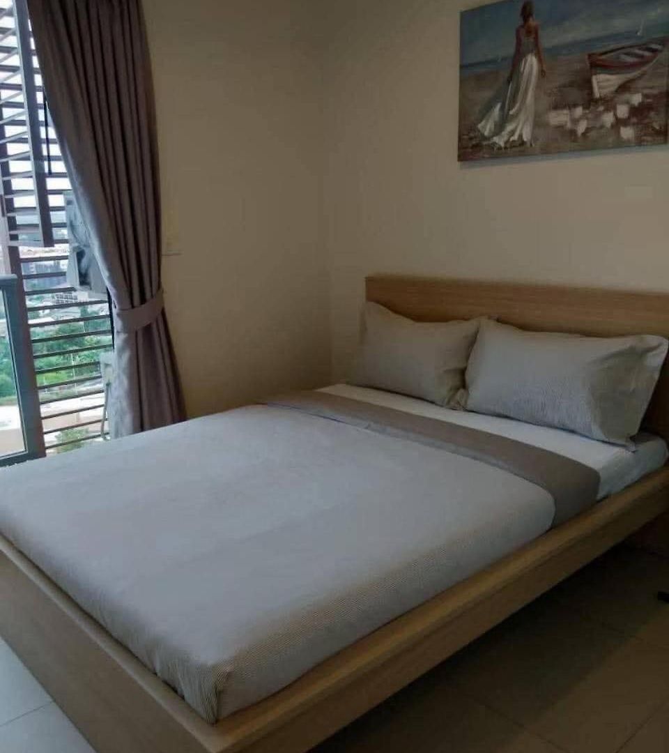 Large High Floor, Pool Great Location Apartment