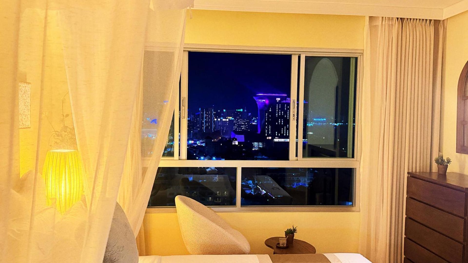 市中心豪华海景落日公寓 高端泰式柚木家具 近terminal 21 Wongamat海滩 Apartment