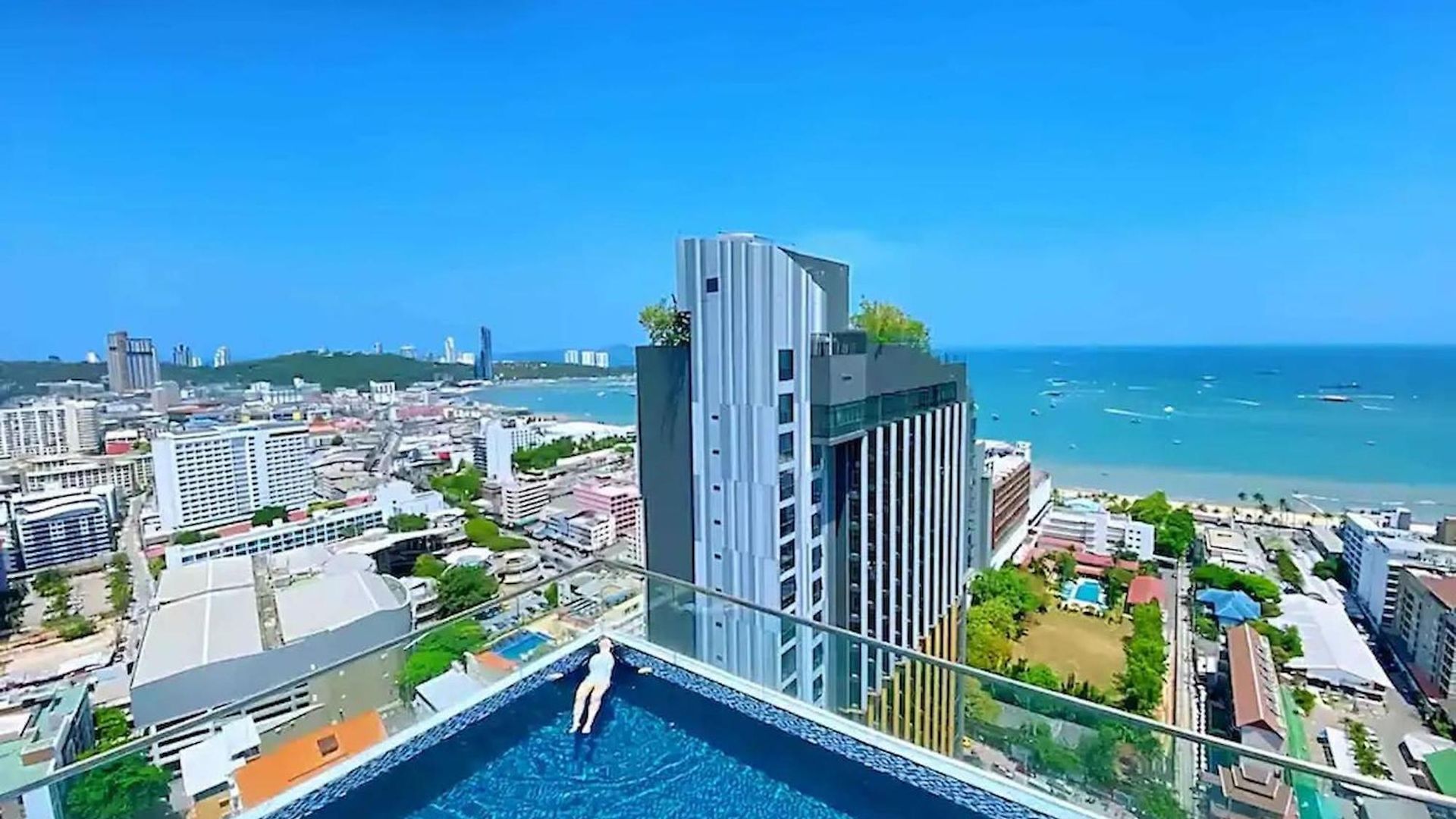 Sea View 2 Bed Excellent Location Apartment