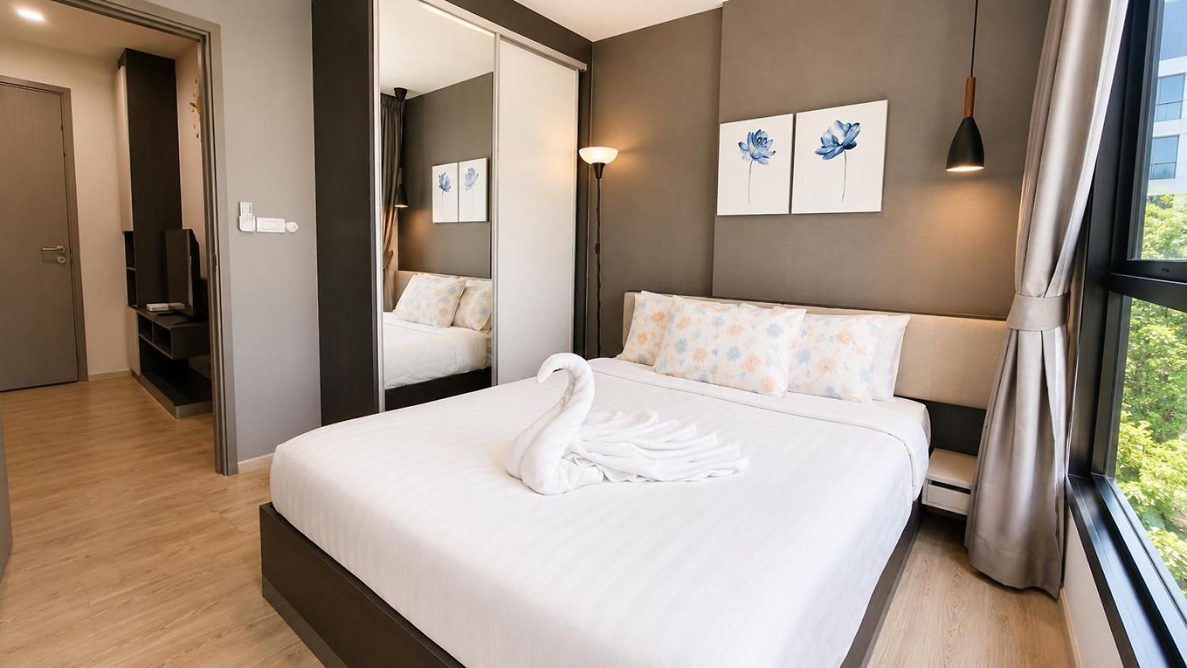With Rooftop Pool At Excellent Location Apartment