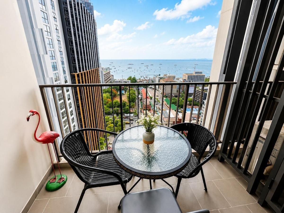 Sea View 2 Bed Excellent Location Apartment