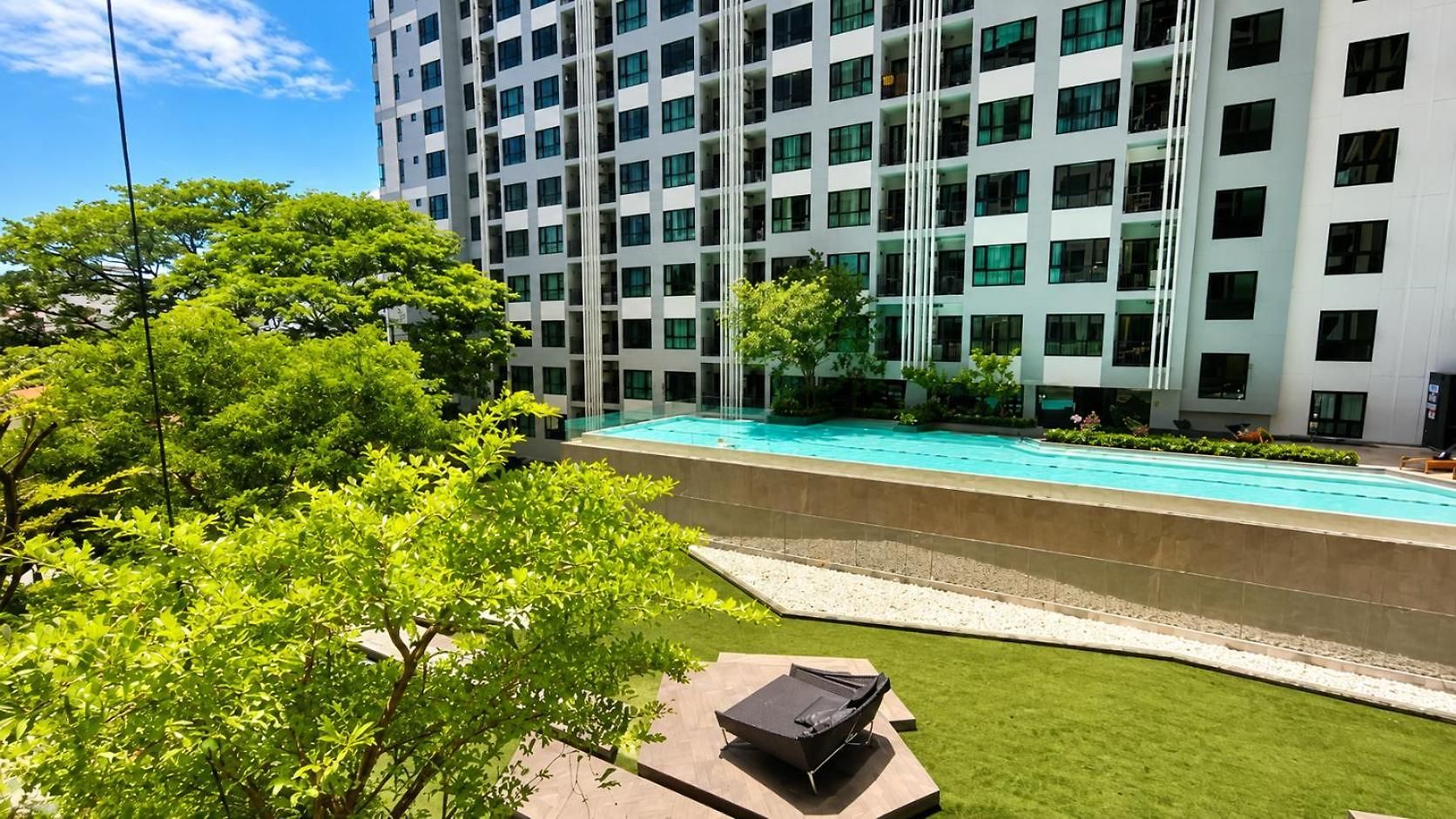 With Rooftop Pool At Excellent Location