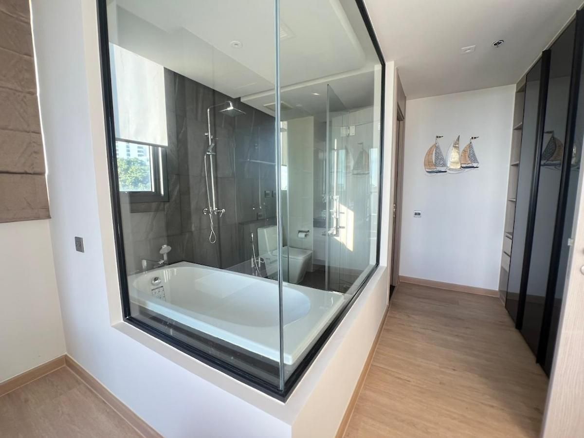 Apartment 2 Bed Rare Unit With Bath Tub Sea View Pattaya