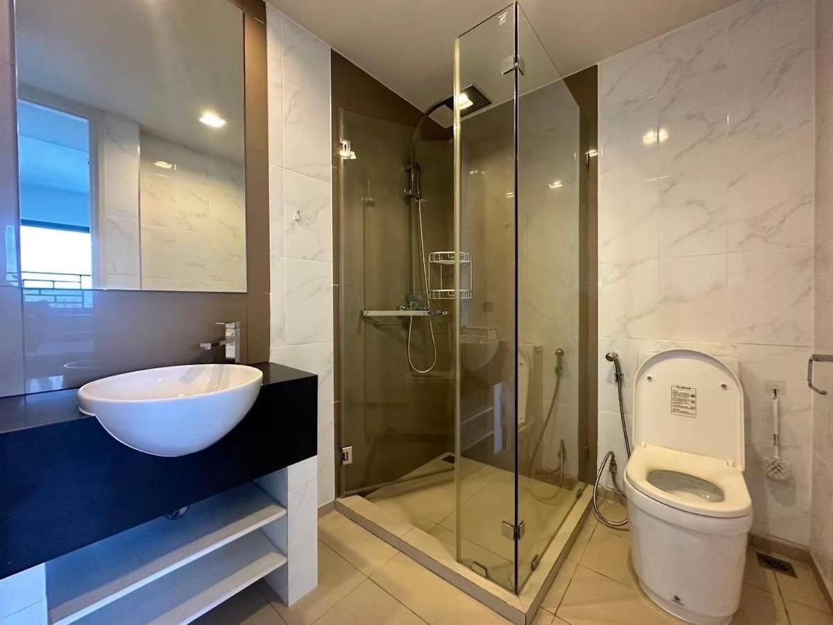 Large High Floor, Pool Great Location Apartment *