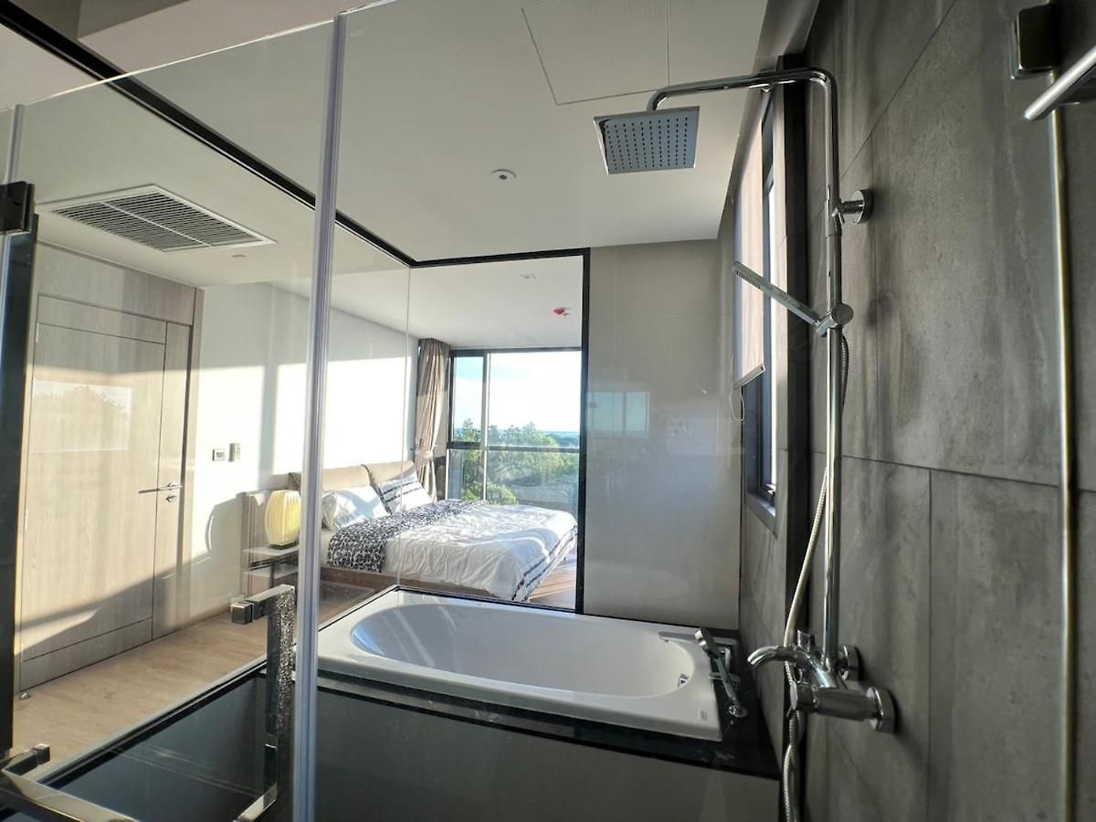 Apartment 2 Bed Rare Unit With Bath Tub Sea View *