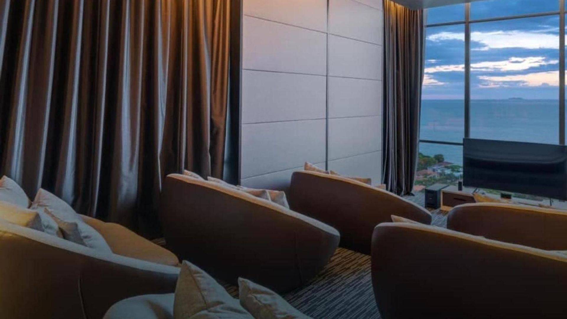 Sea View Great Location Front
