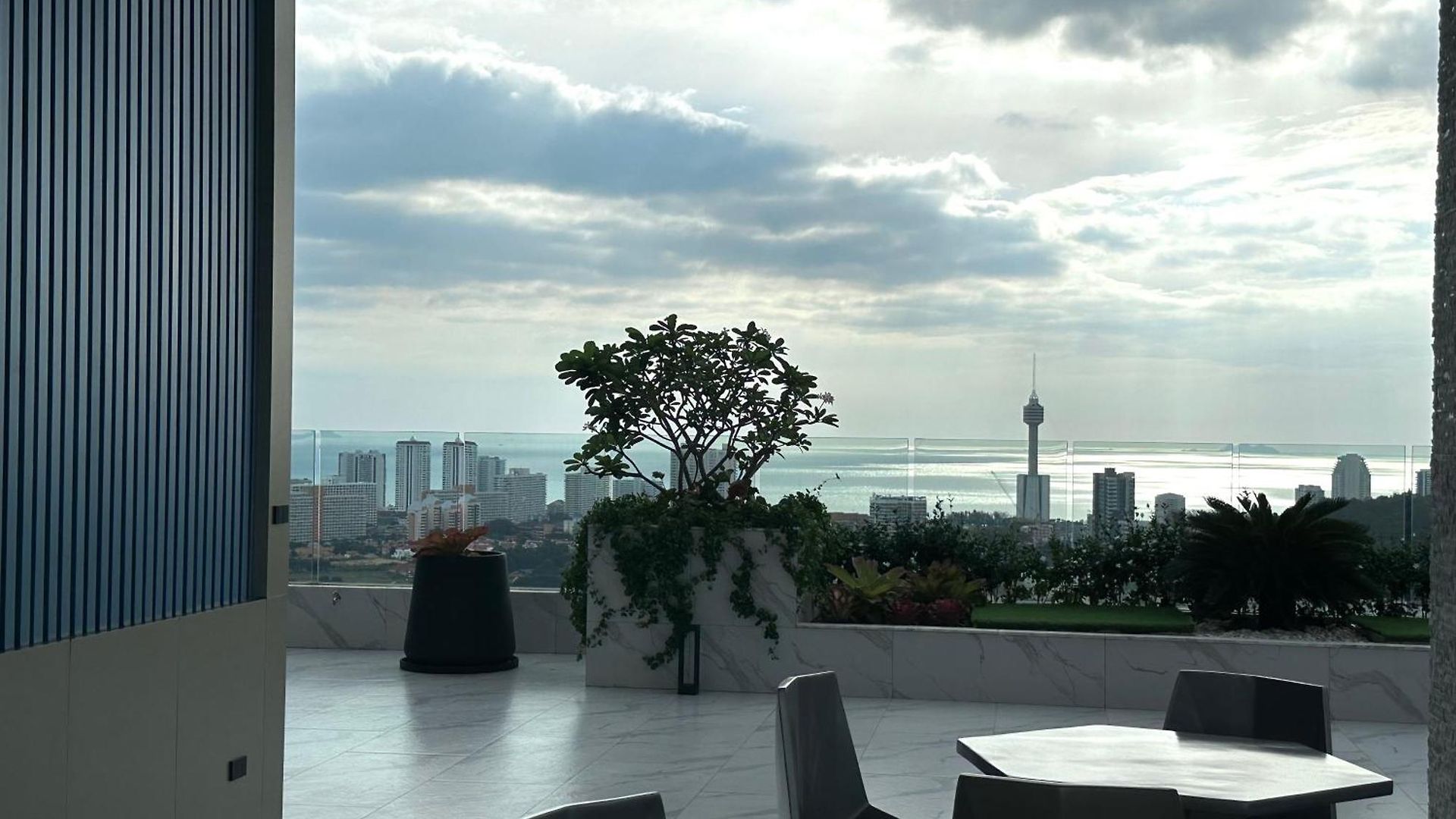市中心高端公寓arcadia Millennium Tower Apartment Pattaya