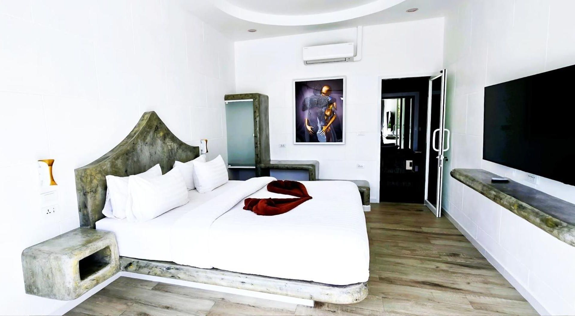 Land - Only Live Once Hotel 5*