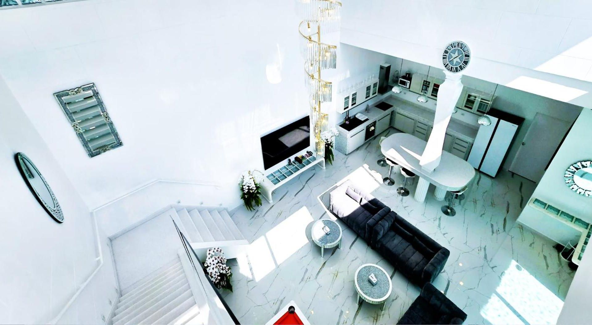 Land - Only Live Once 5* Pattaya