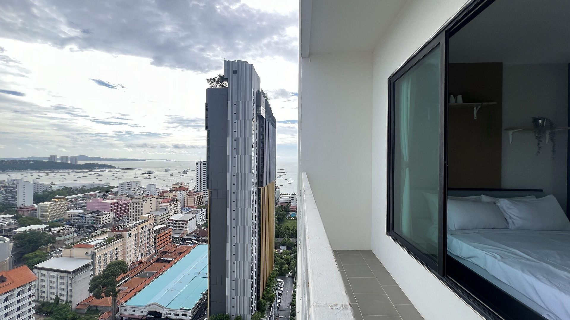 Aparthotel The Base By Mickey Pattaya