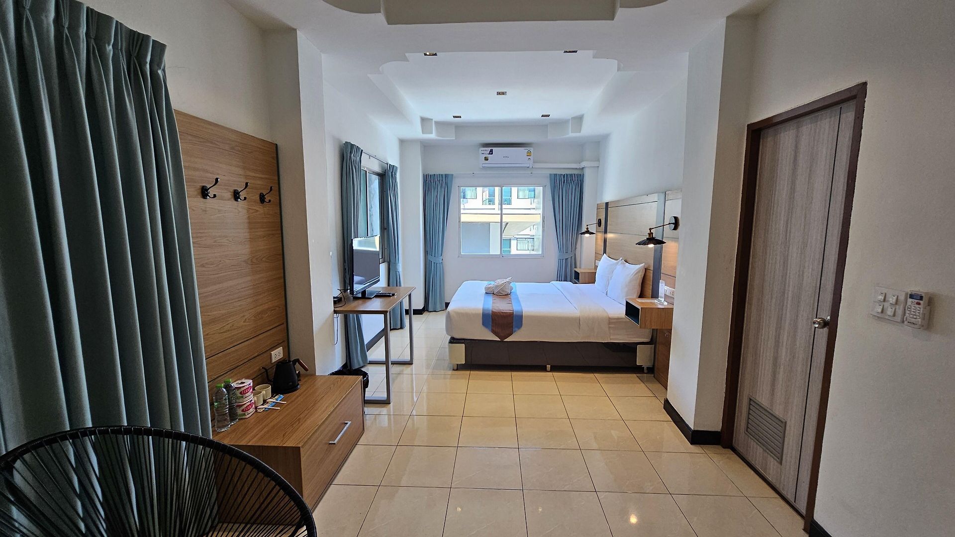 โรงแรม The Base