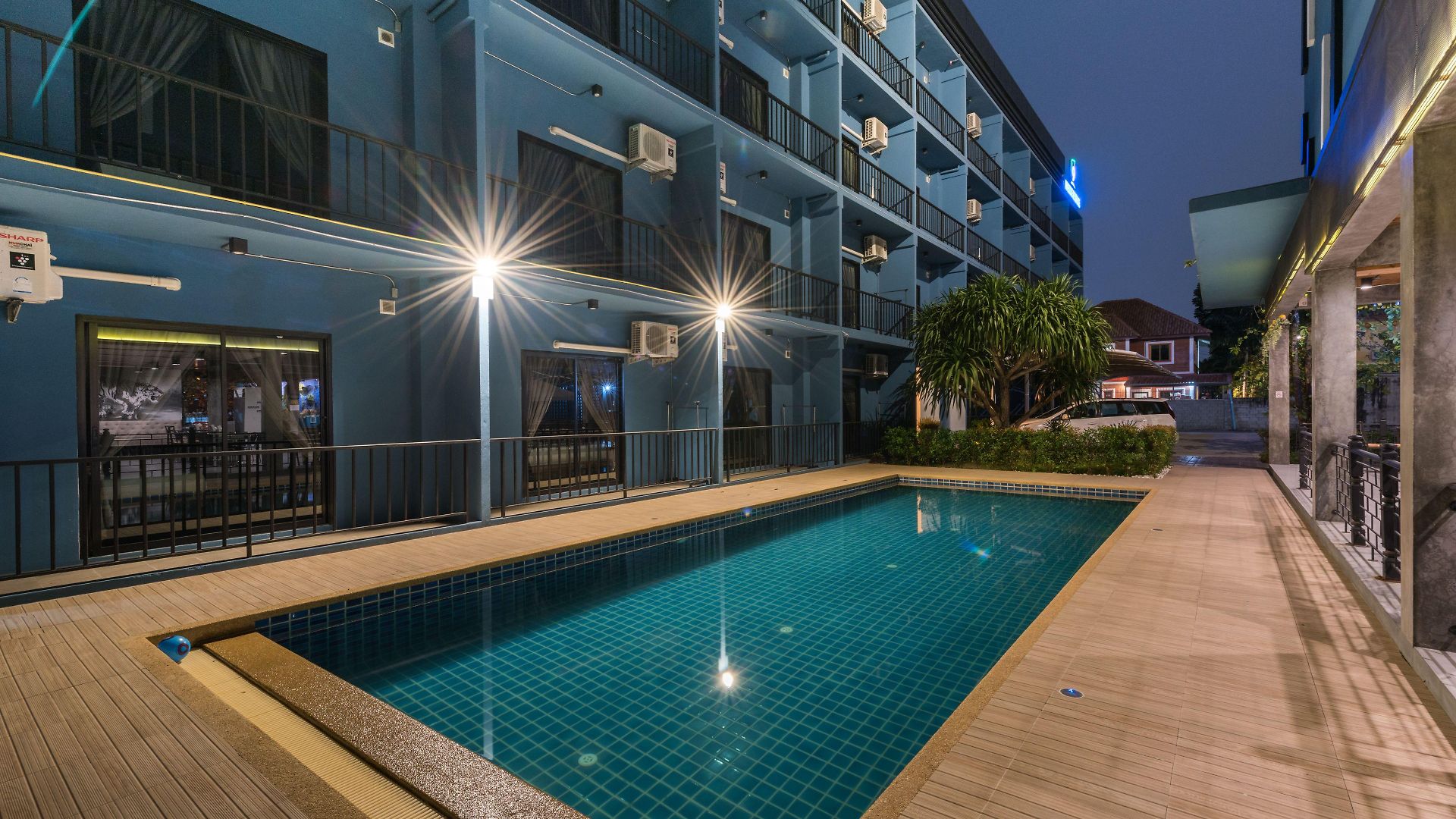 Nine Blue โรงแรม 3*