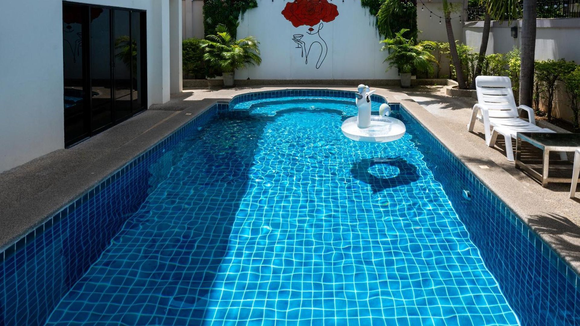 Luxury Pool 4 Bedroom 900m 1.5 Km Downtown Villa *