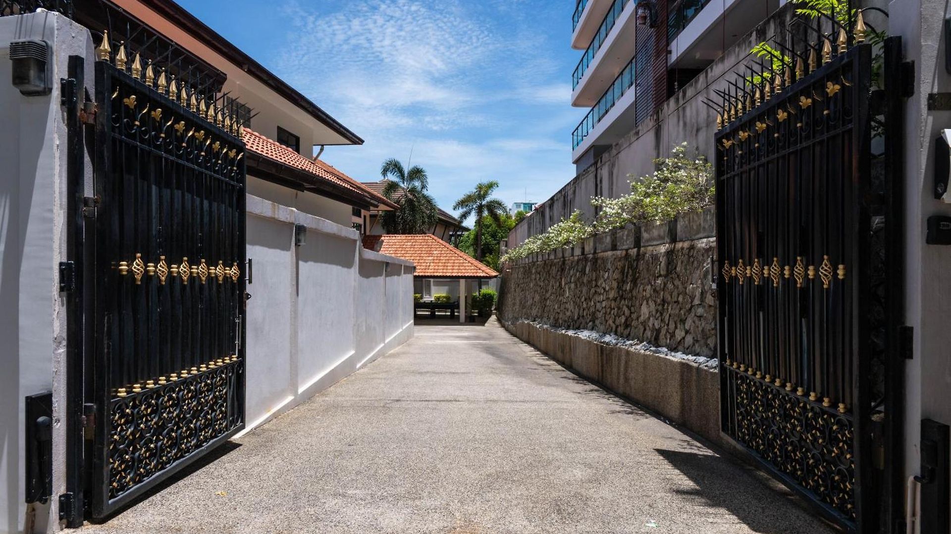 Luxury Pool 4 Bedroom 900m 1.5 Km Downtown * Pattaya